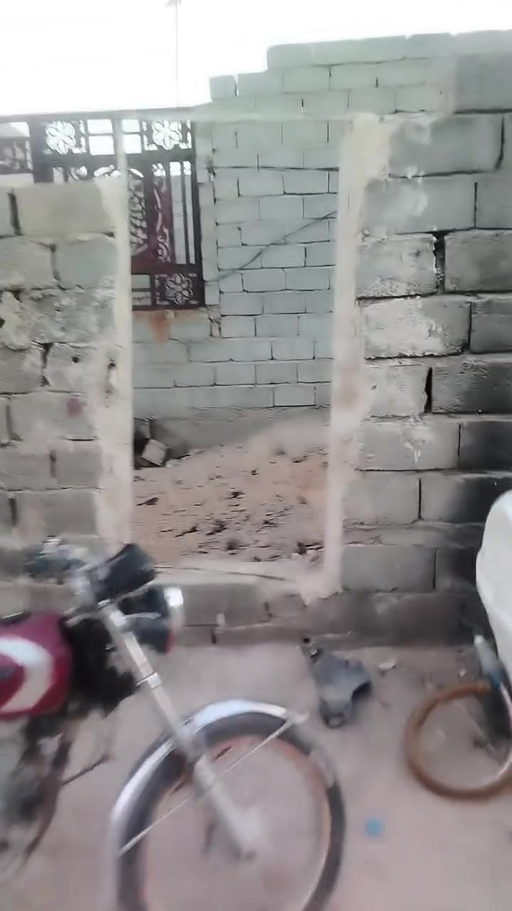 السلام عليكم هيكل للبيع في كربلاء الحر منطقة السوادة الرشدية بشارع منتجع الشكرجي المساحة 200م تتكون من استقبال ومطبخ وصالة وغرفتين نوم وثلاثة صحيات ثنين داخلي واحد خارجي مثل ما واضح بل تصوير يباع بسعر مناسب علماً اني مكلف بالنشر وهذا رقم صاحب البيت ***********
