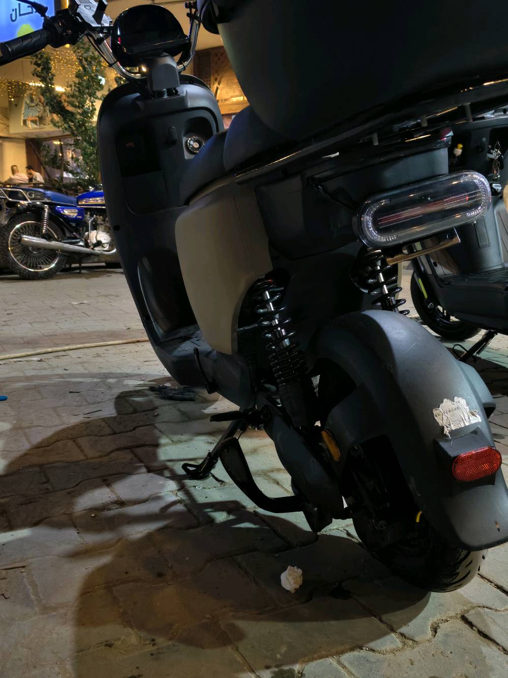 دراجة شحن  (ريان بوليسي )

يتحمل الاوزان الثقيلة 

 1200W
Disk brake 
48V-28A 
4 سرعات امامية 
1 سرعة خلفية 
متوسط المسافة 50km 
السرعة 50km
تاير 10/90/80 
لايت زنون 
صندوق خلفي لحمل الاغراض 
باتري اصلي شركة الريان TAILG بشرط

السعر: 550 الف
المكان بغداد: باب المعظم
ما هو موديل الدراجة بالضبط؟: 
دراجة شحن
كم هو عمر الدراجة أو عدد الكيلومترات المستخدمة؟: 
اقل 3 شهر
هل البطارية قابلة للإزالة أو الشحن؟: 
اي
ما هو موقعك الحالي لتحديد مكان الفحص؟: 
باب المعظم 
هل السعر قابل للتفاوض؟: 
نعم