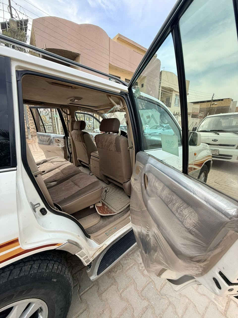 لاندكروز موديل 2000 كير اوتو محرك جديد تبريد ثلاث قطع سياره حلوه كلش ونضيفه بيها بس جاملغ الايمان  165$ وبيها مجال للشراي لكثر تفاصيل اتصل على رقم *********** مكان السياره نجف  رقم سليمانيه باسمنا
