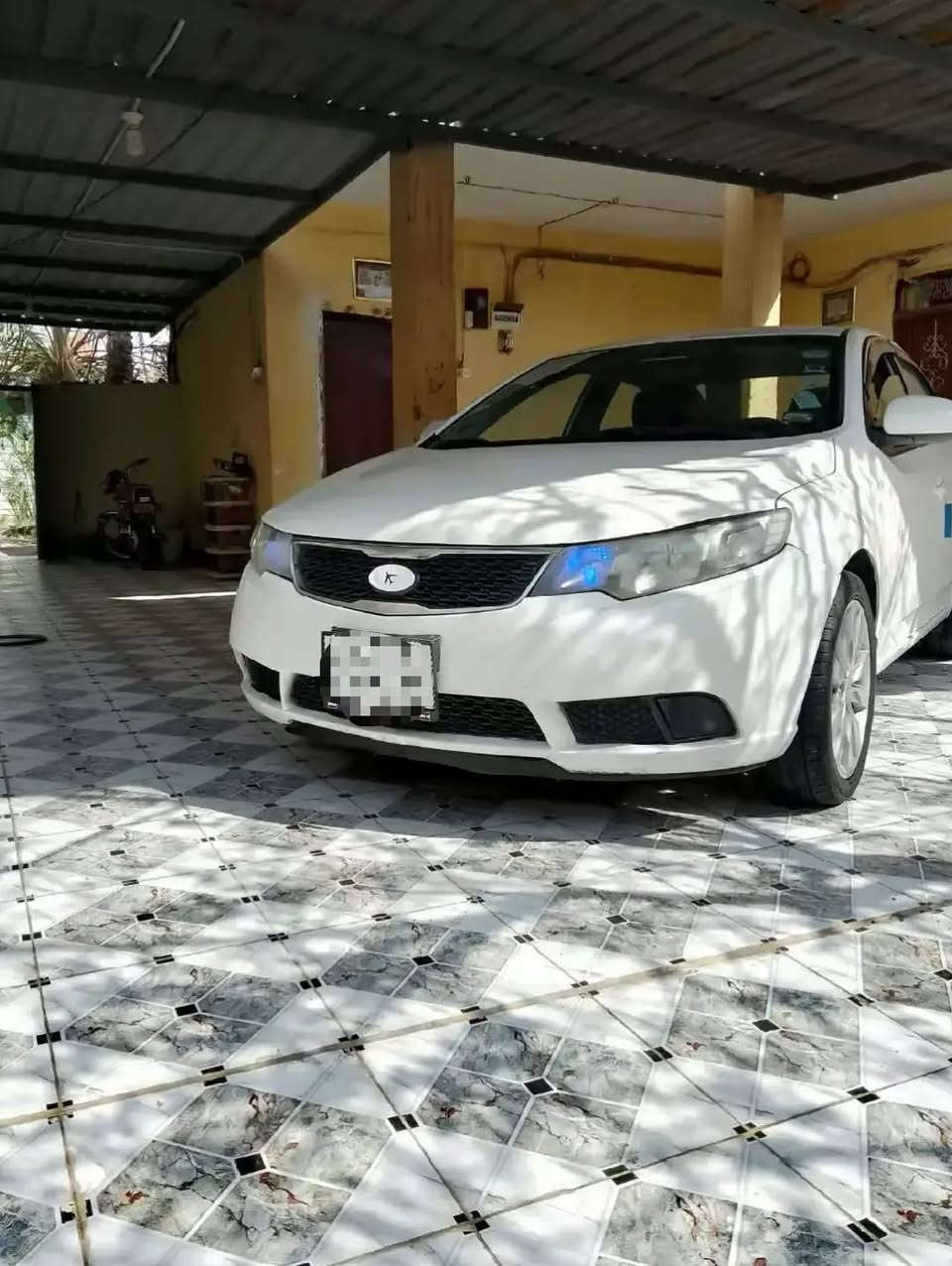 السلام عليكم سيراتو 2013 سياره مصبوغة عام بيه قماره وباب خلفي وصندوق مامصبوغ انا  مصبوغه عام سياره مكينه 1600 رقم انكليزي بسمي سياره اكفلك مكينه وكير وحداديه سياره حلوه ومرتبه سعر 109 وبيه مجال اذا مو شراي لا تعبني مكاني بصره رقم الهاتف ***********
