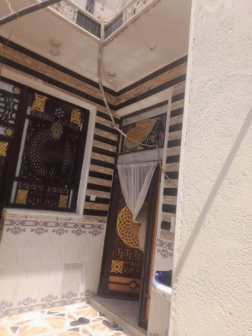 بيت للبيع المساحة 100 م خلفي بناء حديث طابقين كونكريت مسلح) الطابق الاول غرفة النوم وصالة ومطبخ صحيات داخلية وخارجية مع استقبال الطابق الثاني غرفتين وصالة وصحيات بناءً الاولى طابوق والثاني فرمستون  ) ملاحظة البيت مطلوب اسكان تقريبًا 43 مليون سعره 105 تدفع 60 مليون والباقي تحول عليك )) العنوان التضحية حي المالكي مكان كلش حلو وقريب على المولد الي على السايدين الإتصال على *********** ابو علي الاسدي وذا عجبك المكان تعال للمكتب ودزك علية احسن فرصة حلوه
