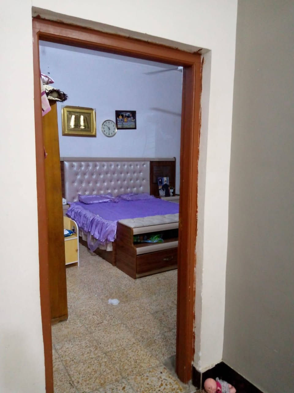 يوجد بيت يباع نقداوعلى المبادره  نهايه شارع الوكفه القديم مساحه 109 طابقين واجه 10 نزال 11 يحتوي على صاله غرفه نوم براني مطبخ مغاسل داخليه وخارجيه بناء جديد الطابق الاول  الطابق الثاني غرفه نوم وصاله عكاده
***********
