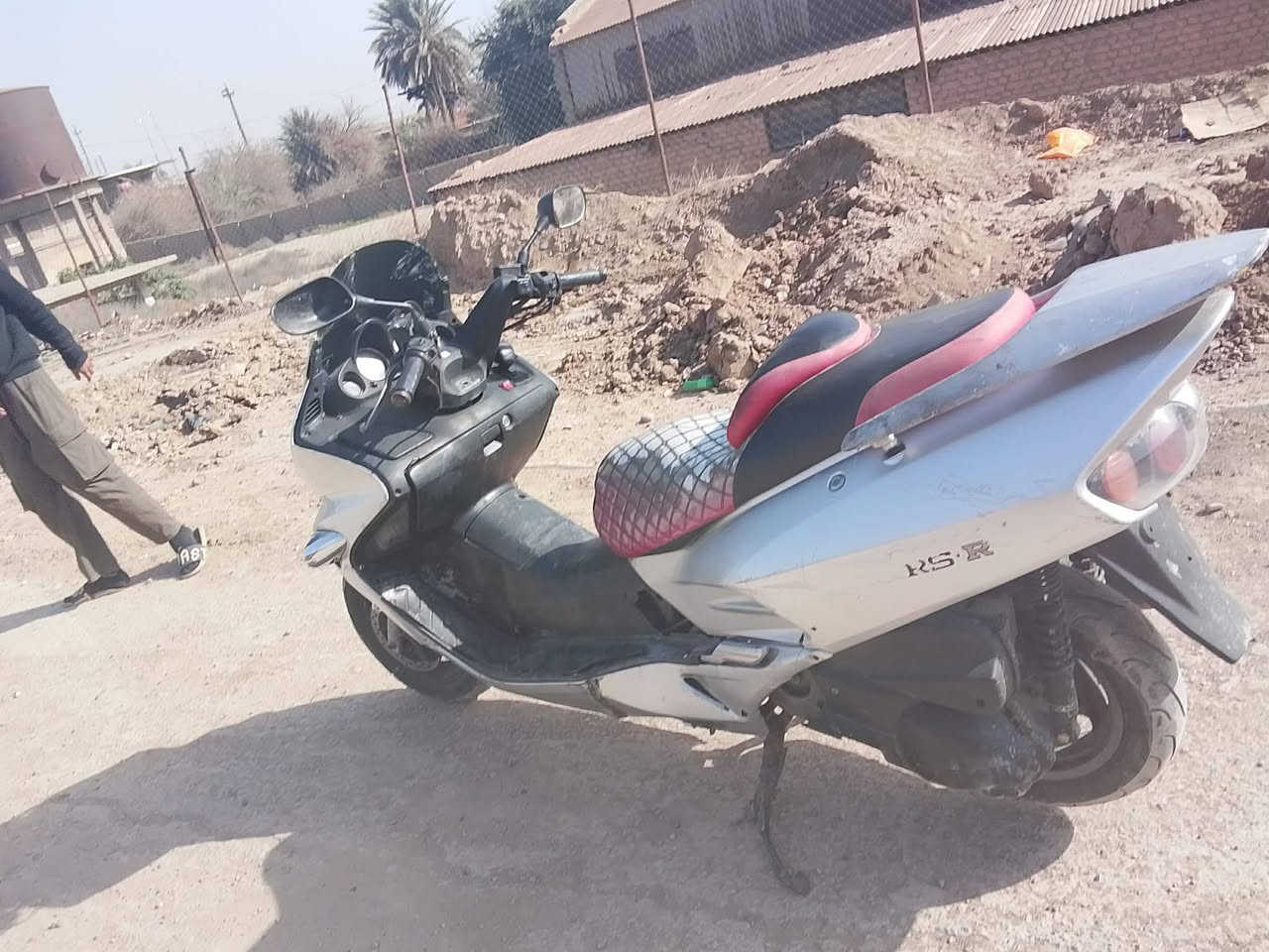 زعفرانيه
***********
ابيعلك كوم حديد شغال تشغل وتطلع كوم حديد حتى لاتعبني بتفاصيله
بيه 
خمده
ستان تعليك مكسور
وبريك خلفي يمكن دهن
جوزه عاطله مسويله دكمه بدال جوزه
 مكاتبه وكفالة سرقه
375
بيع مراوس
