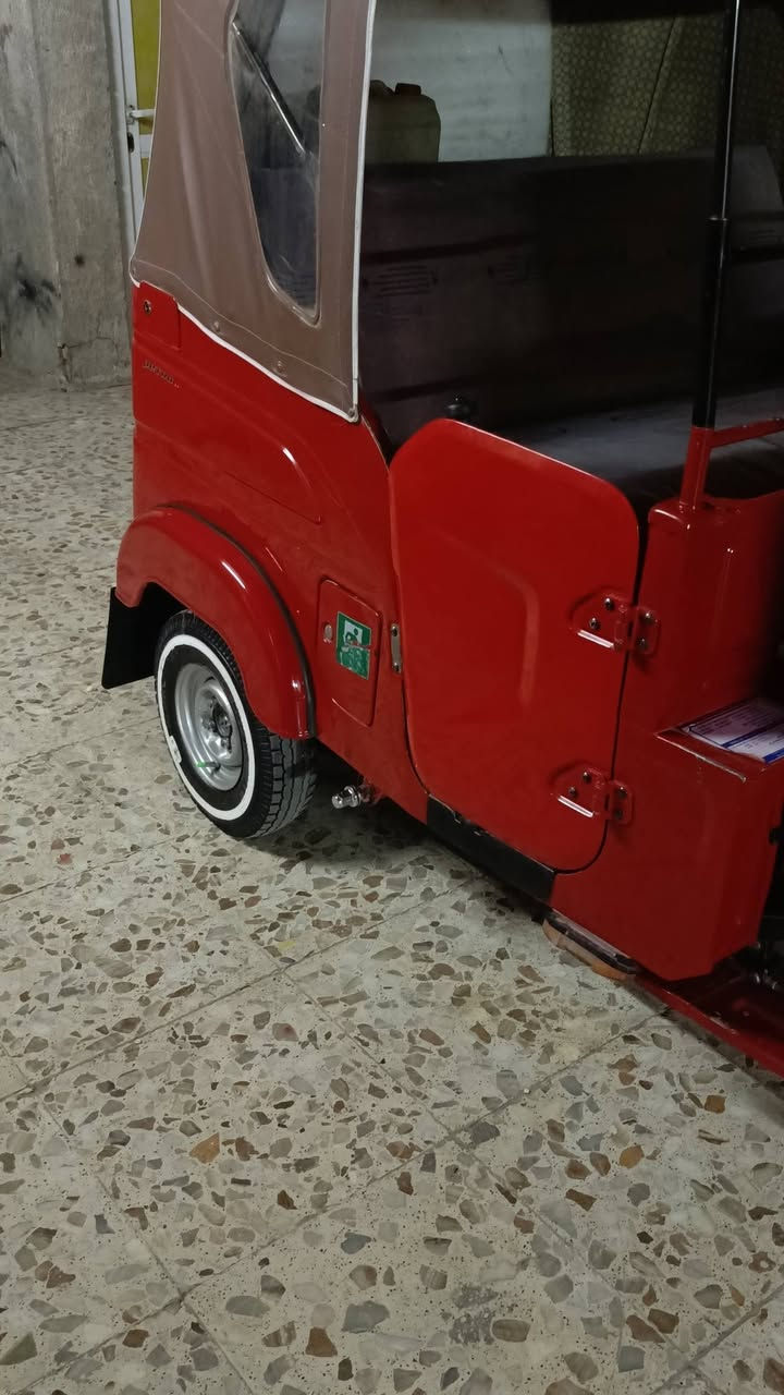 السلام عليكم تكتك للبيع مديل 21 شهر 12 رقم وسنويه كفاله عامه كشر ومكينه مكان مدينة الصدر رقمي ***********
