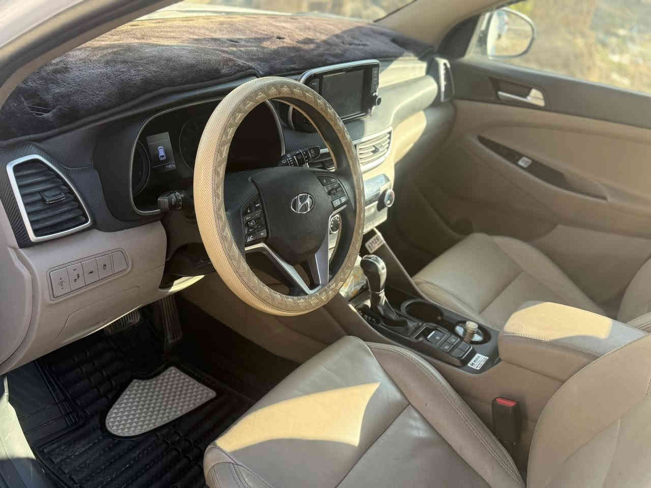 سيارة توسان موديل 2019 وارد أمريكي بيها طخة خفيفة بلباب سونارها من اميركا سعرها 180 وبيها مجال الرقم *********** العنوان المدائن سلمان باك
