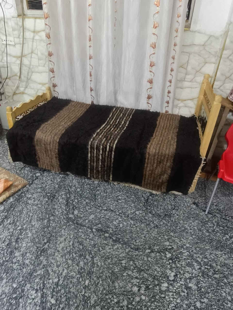 سلام عليكم جرباية للبيع خشب السعر 55ألف رقمي *********** واتساب عنواني بغداد الشعب شارع الصحة
