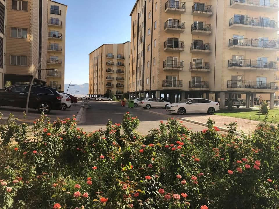 مبسم الله ما شاء الله
شوقه مؤثث للبيع

مساحه 140متر  نضيفه جدا متصرف عليها ولا فلس طابق اول عماره 24. 3 غرف نوم واحده ماستر حمامات عدد 3 غرفه مخزن خاصه بلشقه بلطابق الاخير للعماره طابق اول اطلاله على الالعاب والحديقه مجمع صائب ستي يبعد عن فاملي مول 3 دقائق ويبعد عن شارع سالم 7 دقائق مؤثث كامل للاستفسار ***********
