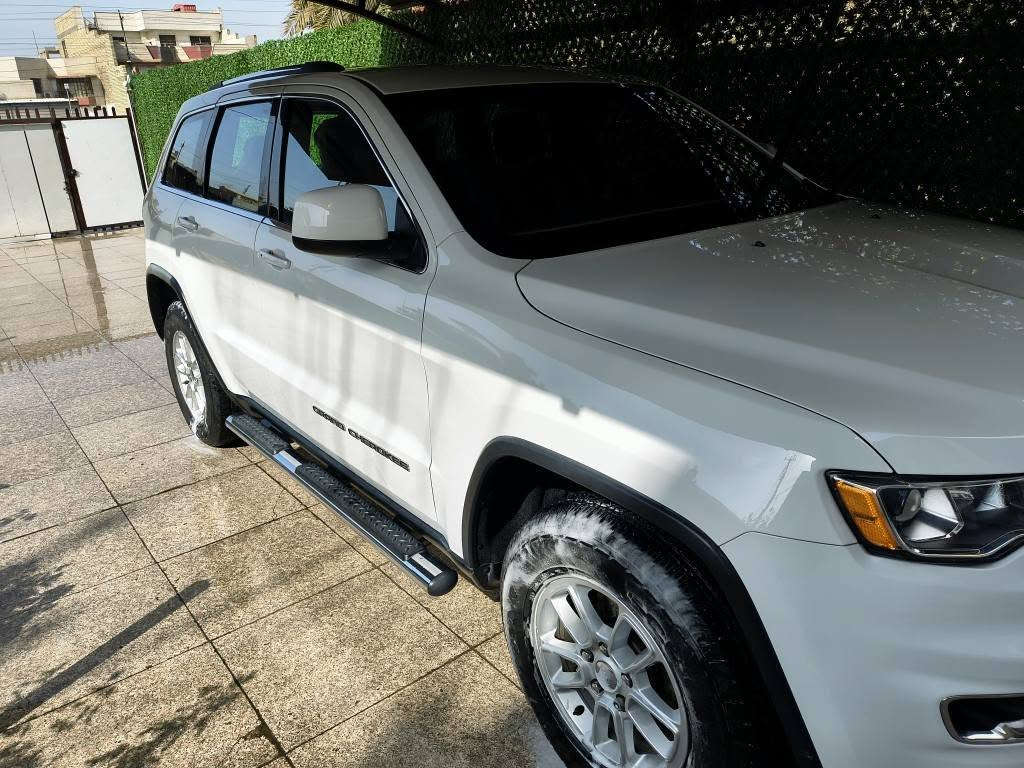 السلام عليكم 
#جيب كراند شيروكي 2020 ابيض ملكي 
#المواصفات
كشن سايق كهرباء 
كامره دواره 
ادبتذ كروز كونترول 
4×4 متصل 
محرك 3600 
مود درايف سبورت درايف 
ممشى السياره 34000 الف كيلو السياره اني مستوردها و ما طالعه غير بس مرتين من السيديه للمنصور و بدون اي نصرف و كفاالته برقبتي لان بانزين امريكا بعده بيها و كلشي بيها كامل مكمل 
#حادث السياره 
فقط باب الجنطه الخلفي و الدعاميه و بدون اي ايربالك و تم استبدالهم بنفس اللون 
# السعر 32 الف دولار يعني 320 ورقه رقم السياره بغداد مكانها السيديه
للاستفسار *********** بغداد, العراق
