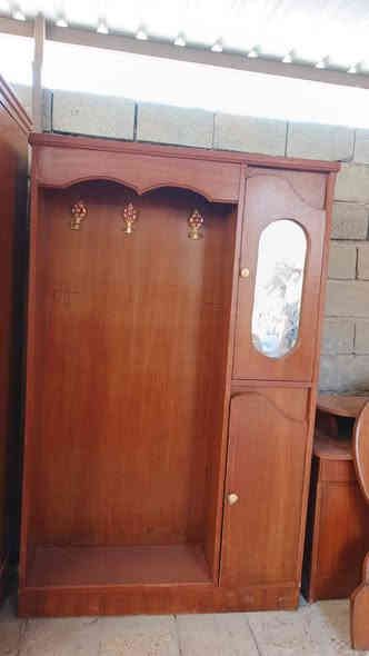 غرفة اخشاب نضيفه كلش خشب نضيف سعر ٣٢٥ الف رفاعي قرب المستشفى للاستفسار *********** ،
