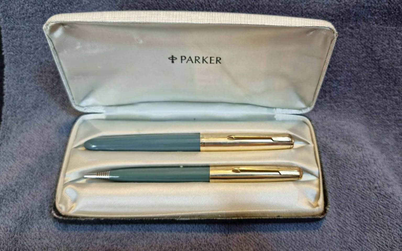 تحية طيبة  ،،،
#سيت_اقلام_باركر_51 PARKER  
             الصنع  : امريكي #اصلي  ، MADE IN USA  ، 
       #جديد غير مستخدم  ، إنتاج #قديم  ، بالعلبة #الأصلية  ، 
           حبر + رصاص  / تغليف #ذهب  ، GOLD Filled  ، 
                  سلاية مصنوعة من الذهب عيار  14K  ، 
                  لون #رمادي #لم_ولن_يتكرر نادر جدا  ، 
* السعر : 385 الف   ، 
* يوجد توصيل  .


**إذا كنت صاحب هذا الإعلان وتريد حذفه لأي سبب، رجاءا أرسل رسالة إلى الدعم الفني**