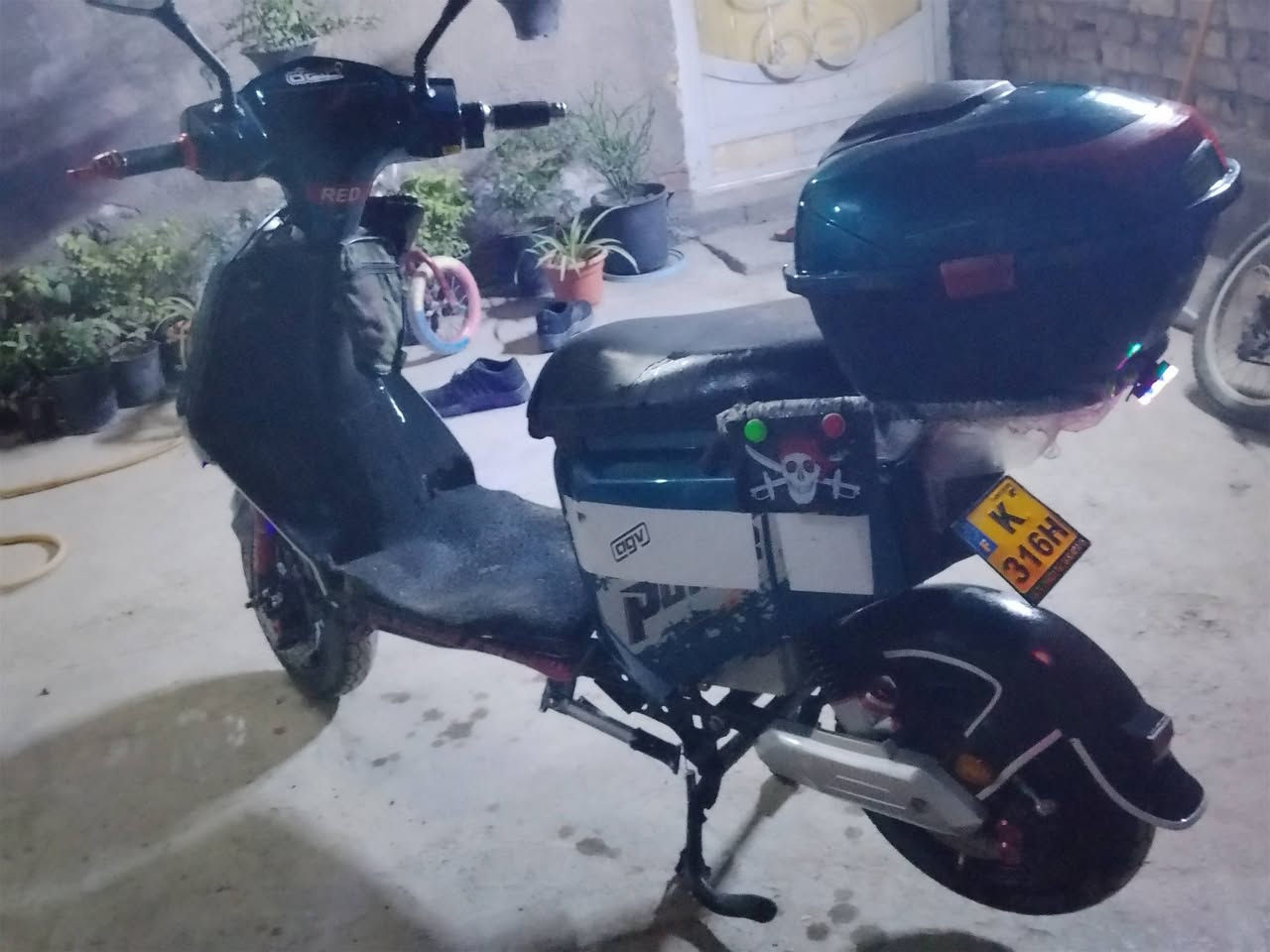 السلام عليكم دراجة كاملة بطاريات نظيفة والباقي كدام عينك السعر  300 الف المكان البلديات رقم ***********
