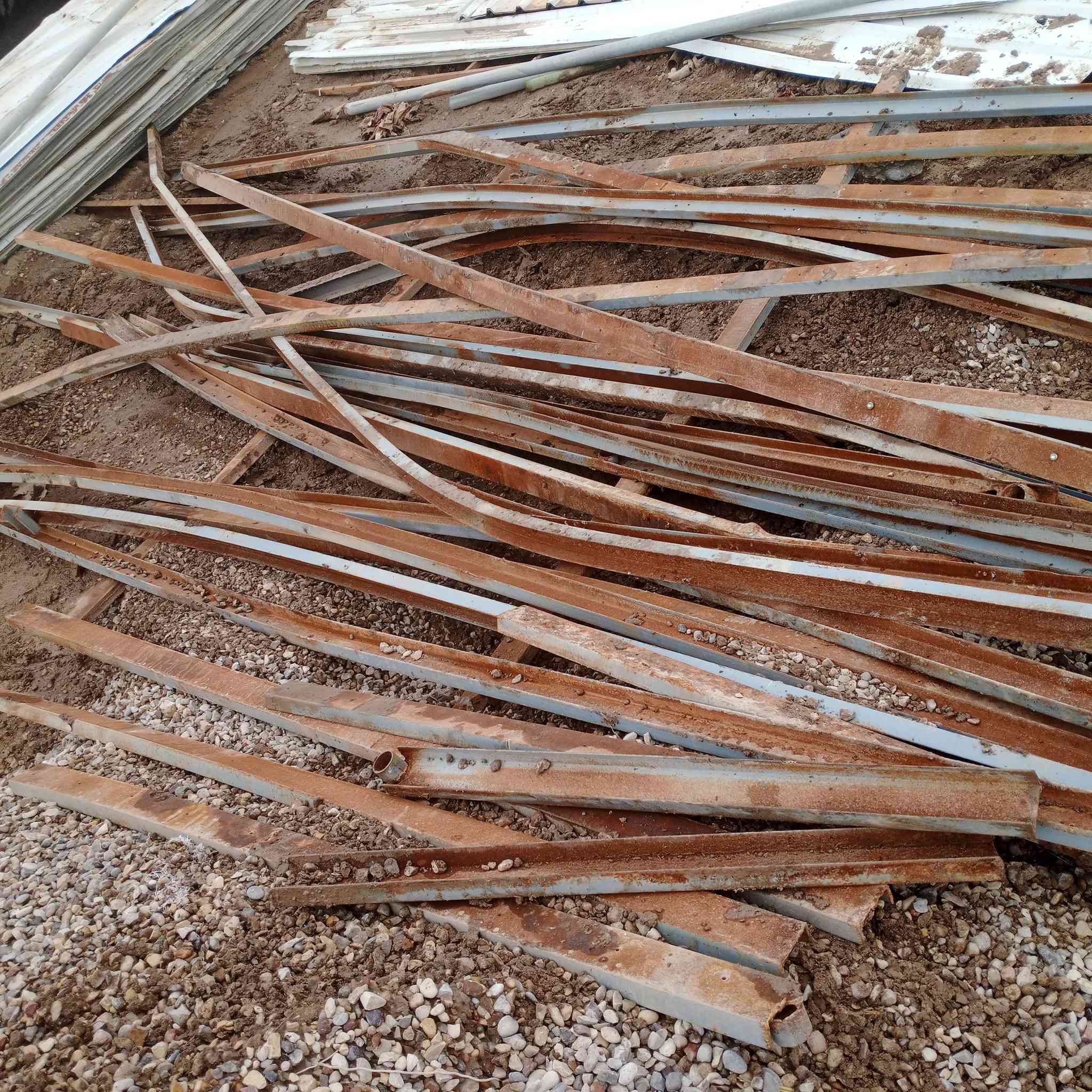 السلام عليكم للبيع جنل عدد 32قطعه ابو 4ملم نضيف بحال طول بيهن 7متار و6متار و5و3وبيهن 4قطع متر جديده تقريبن كلهن من 160متر الى 180متر بس بي شويه معوج بس كلش نضيف السعر500الف مكاني ناصريه قضاء رفاعي ستفسار ***********وبخدمة شرراي
