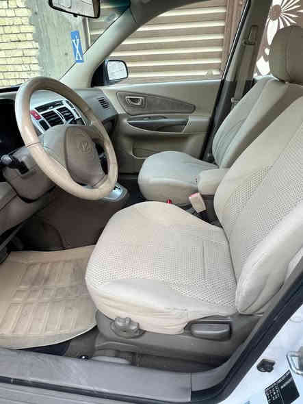 سلام عليكم للبيع سيارة هونداي توكسان موديل 2009 خليجي ابيض  سيارة رقم دولي جديد سنوية جديدة السيارة جاهزة بدون  قطرة صبغ فقط دعامية اماميه وبيها رصعه بالباب اليمنى ماشيه ٢٠٠  الف   اي استفسار اتصل وتدلل سعر السيارة ١٣٥$   ورقة الموقع معارض البياع للاستفسار التصال ***********
