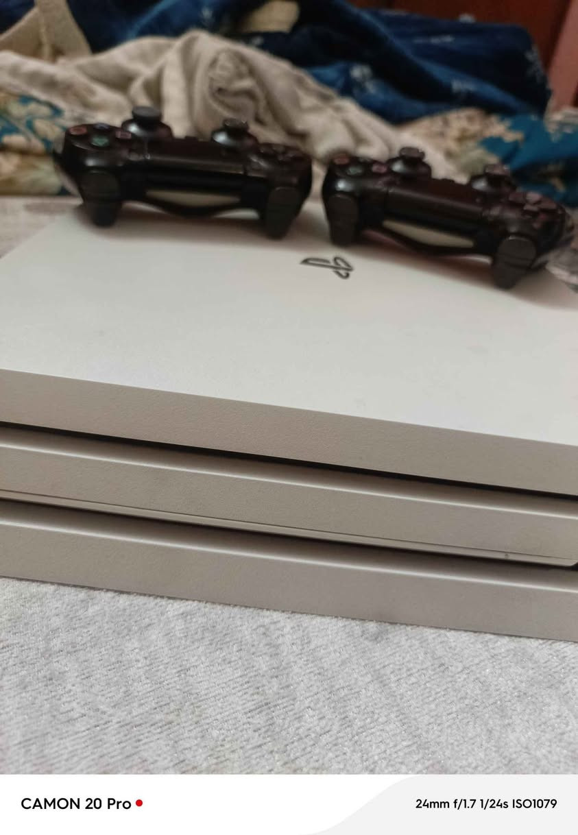 جهاز PS4 Pro غني عن التعريف، يدعم دقة 4K HD
450معه القراص
350بدون اقراص 
غني عن التعريف، يدم دقة 4K HDR لأفضل تجربة ألعاب ومعدل إطارات عالي .  نظيف جداً، استخدام شخصي، ويعمل بكفاء أي مشاكل تقنية أو صوت مروحة مزعج.
📋 المواصفات والملحقات:
سعة التخزين: 1 تيرا بايت (1TB).
الة بحالة الوكالة / كابل الطاقة / كابل HDMI الأصلي).
الحالة العامة: الجهاز نظيف جداً (شبه جديد) ولم يخضع لأي عمليات صيانة سابقة
للتواصل ⬇️📱
***********واتساب
‏‪***********‬‏ بغداد, العراق
