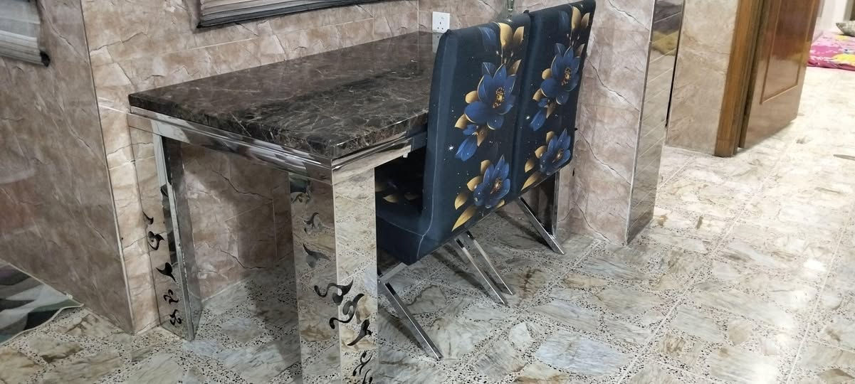 ميز طعام ستيل  اربع كراسي  الكرسي الرابع مكسور
***********
الامين

