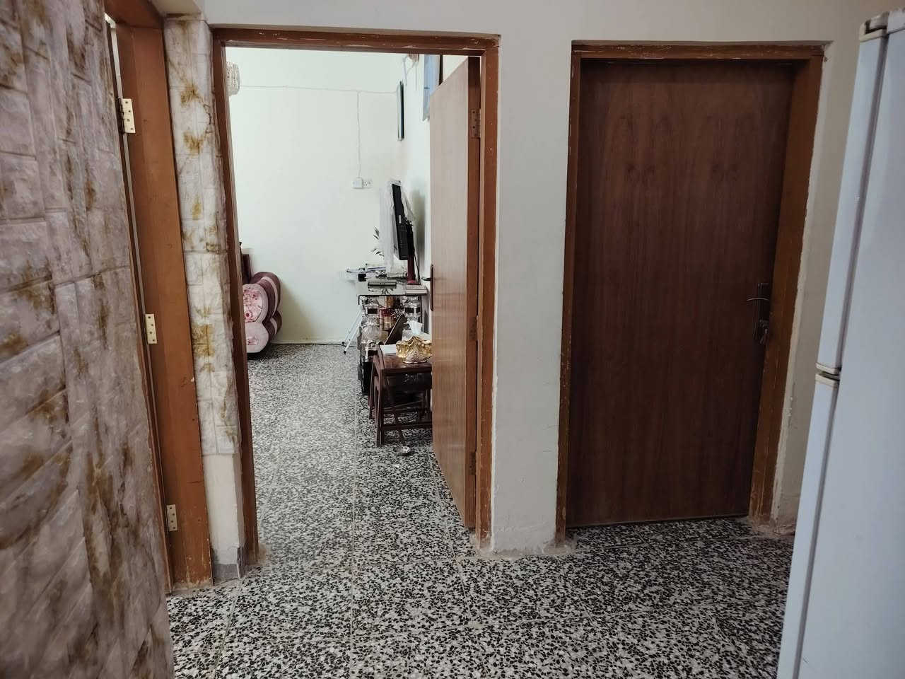 يالله سلام عليكم دار للبيع بغداد المدائن خلف الإمام قريب على السوك وقريب على الإمام سلمان المحمدي ع الدار طابقين خدمات كامله تبليط كهرباء ماء مجاري ثقيلة ومطار الطابق الأول يتكون من غرفة ستقبال 8/5
وغرفه نوم 5/ 5 مع هول 4 /4
ومطبخ 6 /4
 صحيات داخلية خارجيه وكراج سياره
............................. والطابق الثاني
ثلاث غرف نوم كل غرفه 5/5
مع صاله بيتونه الدار بناء حديث يعني 5 غرف نوم مع ستقبال مطبخ هول السعر ١٢٠ وقابل للتفاوض للاستفسار أكثر إتصل على الارقام *********** أو *********** وات ساب مساحه الدار ٢٥٠ متر زراعي على قرار ٢٥
