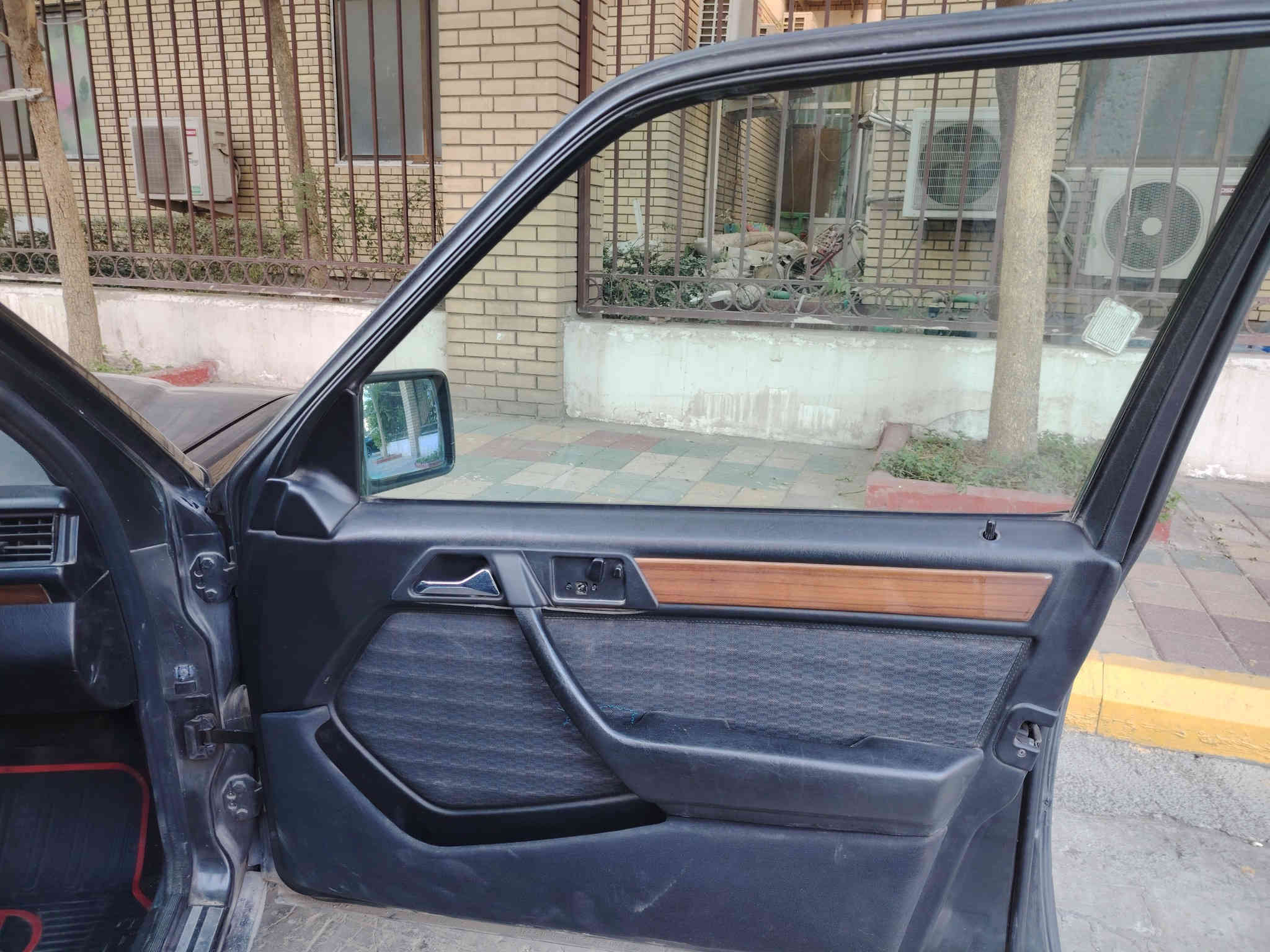 بيـــع أو مراوس
السلام عليكم ورحمة الله 
المحرك بلادي قبق أسود E300 
كير بلاد، حدادية جديدة
تبريد بي ليك + تدفئة شغال 
سنتر لوك عام نظام هواء
دبل مروحة
دبل فيت بم 
4جام كهرباء 
كشنات تحكم كهرباء
تجوات خلفية كهرباء
غرفة بلاد نضافتها 80٪
باتري جديد 
تخم اطارات جديد
تخم نوزلات جديد
تخم بلكات جديد
عنكبوت مجفت جديد
تانكي فافون جديد مال كصة خذته 200
بدون تنقيص بدون تبخير
داخلة هزة 2024
رقم بغداد انكليزي
بأسمي مشروع وطني
بيها جاملغ سكن امامي مبدل
صبغ عام شرط بدون حادث
براكيتات شواصي
 قواعد دبلات
 بدون اي ضرر الموديل 1989 E300
السعر 58 $ ***********
