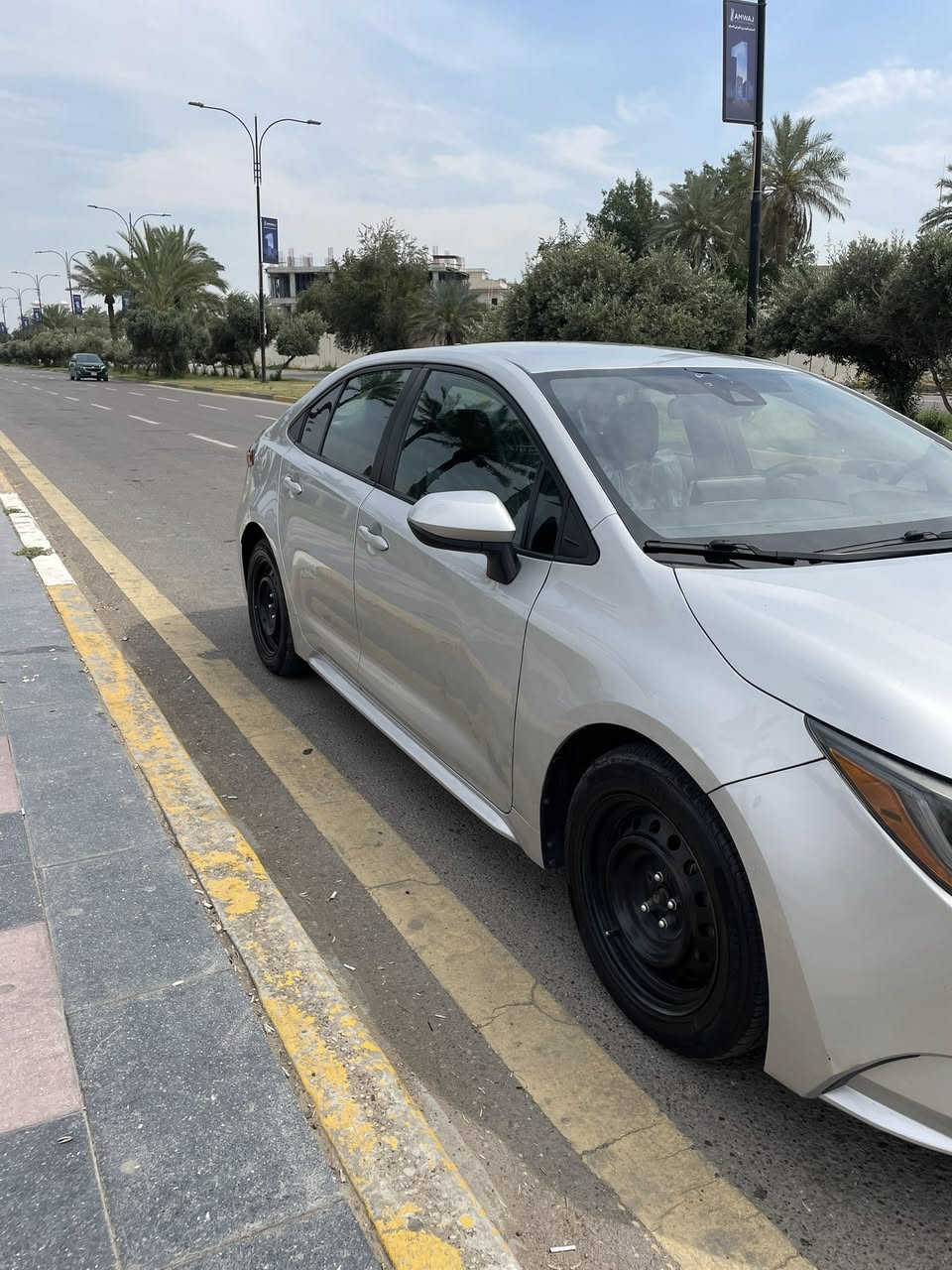 سلام عليكم للبيع فقط
‏Toyota Corolla 2020 LE (فئة LE). 
رقم اربيل الجديد (سنوية باسمي تحويل ثاني يوم)
حادثها قبغ جنطة فقط صور الحادث مرفقة بالمنشور
المواصفات :
 * نظام التحذير من مغادرة المسار
* مثبت سرعة متكيف (Radar Cruise Control)
* نظام تفادي الاصطدام
* كاميرا خلفية
* نظام الثبات الإلكتروني
* ⁠* شاشة معلومات + Apple CarPlay
* بلوتوث + USB
* 6 سماعات
* مكيف أوتوماتيك
* تحكم بالمقود
* زجاج كهربائي + قفل مركزي
* مصابيح LED
* مرايا جانبية كهربائية
*********************
السيارة مابيها نقص تخم تاير جديد
مكانها بغداد
السعر : 137
بيها مجال بسيط
للاستفسار واتساب : ***********
