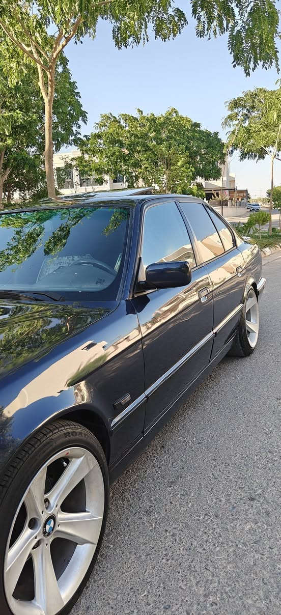 bmw
موديل 1990
كير عادي مينة كبس 
بجم عريض 
تبريد ثلج بدون حادث مكفول من الضربة 
منضومة زنون 
abs
سلايد 
السيارة كت كامل ام حتة الدركة ام

ويل هامان 
واحلة من هذ كلة رقم سليمانية مميز اربع ارقام
السعر 60 مجال بسيط 
..***********
ديالى خانقين
