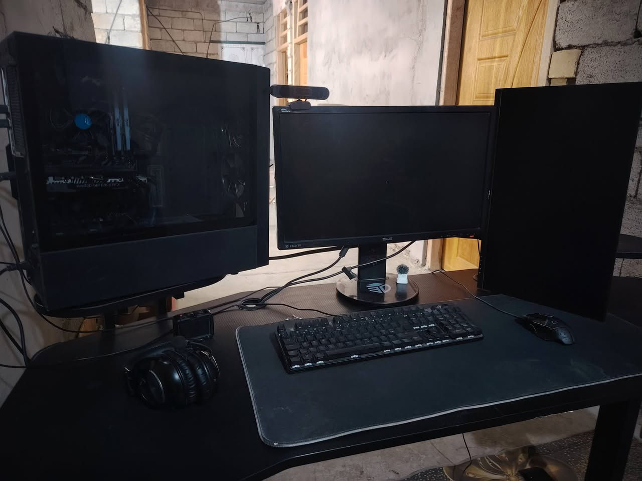 كيس مع شاشه وميز وعاكسه للبيع
المواصفات..
 Cbu I7 7800
Gbu 2060 6gb
Ram 32 3200hz
Mtb Z370b
Pwr 600
Hdd 1tb
M.2 120
سعر الكيس 600
شاشه  asus 24 144hz    سعره 150 بيه ضربه كلش بصيطه
شاشه ثانيه حجمه  24 100hz سعره 100
عاكسه ماكزما اخت الجديده سعره 500 قفل مع البطاريات
البطاريات 150 × 2
الميز سعره 250 كلش نضيف  مترين × 60  والارتفاع يوصل متر ونص كهربائي تكدر تتحكم بي
التواصل خاص او واتس... ***********
