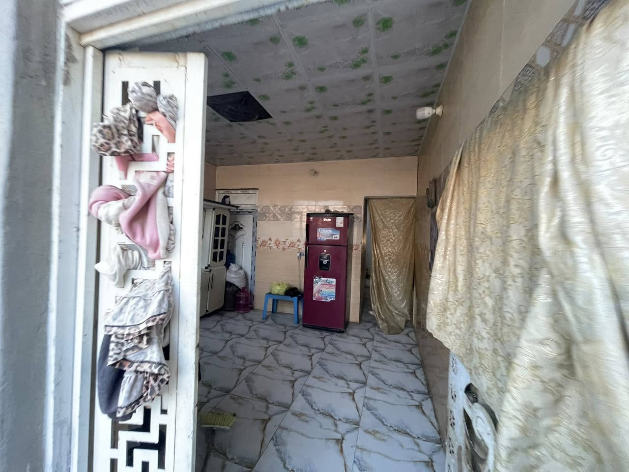 بسعر مناسب جداً  بلاش البلاش
🏠 بيت جاهز للبيع – الديوانية / على طريق السنية عمود 706
📐 المساحة: 160  متر
▪️ الواجهة 9 متر × النزال 17 متر
✅ التفاصيل:
▫️ سند 25 زراعي بعقد أصولي جاهز
▫️ البيت يتكون من غرفتين ومطبخ وصالة واستقبال
 ومجمع صحيات وطارمة 
▫️ مداور ثاني يوم 
▫️ خدمات كامله تبليط بالباب 
▫️ يبعد  100 متر فقط عن الشارع العام ديوانية حله مقابيل اسواق حياوي
💰 السعر 41  مليون وبي مجال 
📞 للاستفسار:
خاص أو الاتصال على الرقم ***********
