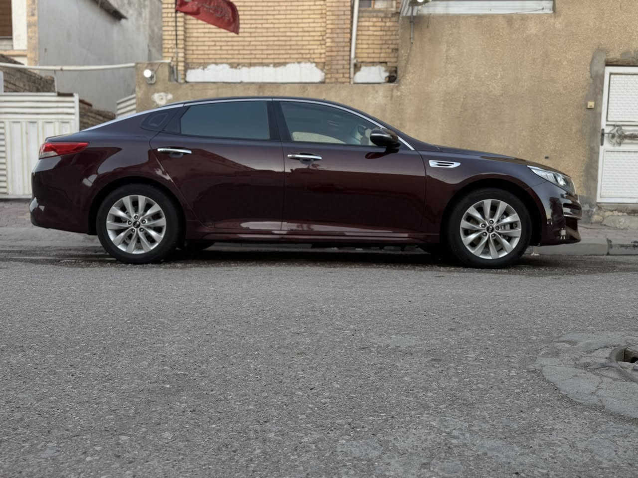 تحيه طيبه ….❤️
سياره للبيع نوع كيا اوبتما
موديل2016 
رقم بغداد حره تحويل مباشر مشروع وطني 
لون باذنجاني 

حادثها كلش بسيط وبدون تبديل وبدون صبغ وبدون دواااخل كما موضح بالصور فقط باارد كلش بسيط 
.
فول مواصفات للاخير  
مواصفاتEx 
بانورما 
بصمه تشغيل + ابواب 
شاشه كبيره + كامره دواره 
كشنات جلد 
كشنات تبريد +تدفئه 
تدفيه بالستيرن 
بك لايت لد 
قطعتين تبريد منااخي 
رادارات امامي وخلفي وجانبي 
اشاير مري +مري شفط 
3 وضعيات قياده (نورمال+ايكو+سبورت)
ماشيه133 الف فقط حقيقي 
وبعد هواي مواصفات 
وسعرها143 وبيها مجال بسيط بعد المعاينه 
ومكانه بالكوت مركز المدينه 
وهذا رقمي***********
