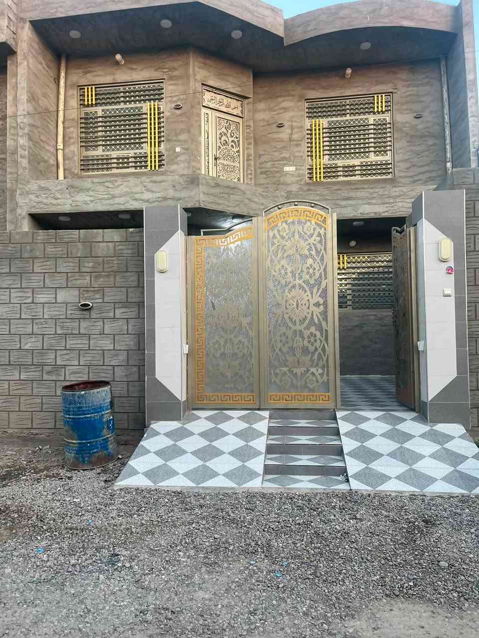 للبيع دار طابقين سند زراعي جديد 

المساحة ٢٠٠ متر

السعر ١٢٥ مليون وبي مجال 

الموقع - على شارعين من جهه - ١- حي الامير الزراعي - خلف الصيدليه الاولى ومن - ٢- خلف شارع الفرات

يحتوي على 

١- طابقين ٤ غرف نوم 

٢- صاله مفتوحه 
٣- استقبال 
٤- مطبخ 
٥- صحيات داخلية وخارجية 
٦- كراج  
٧- سيراميك جداري وارضي 
٨- سنة البناء ٢٠٢٥ 
مع ملاحظه -( نقص فقط ارضية الطابق الثاني)  

للاستفسار اتصل على *********** - ***********
