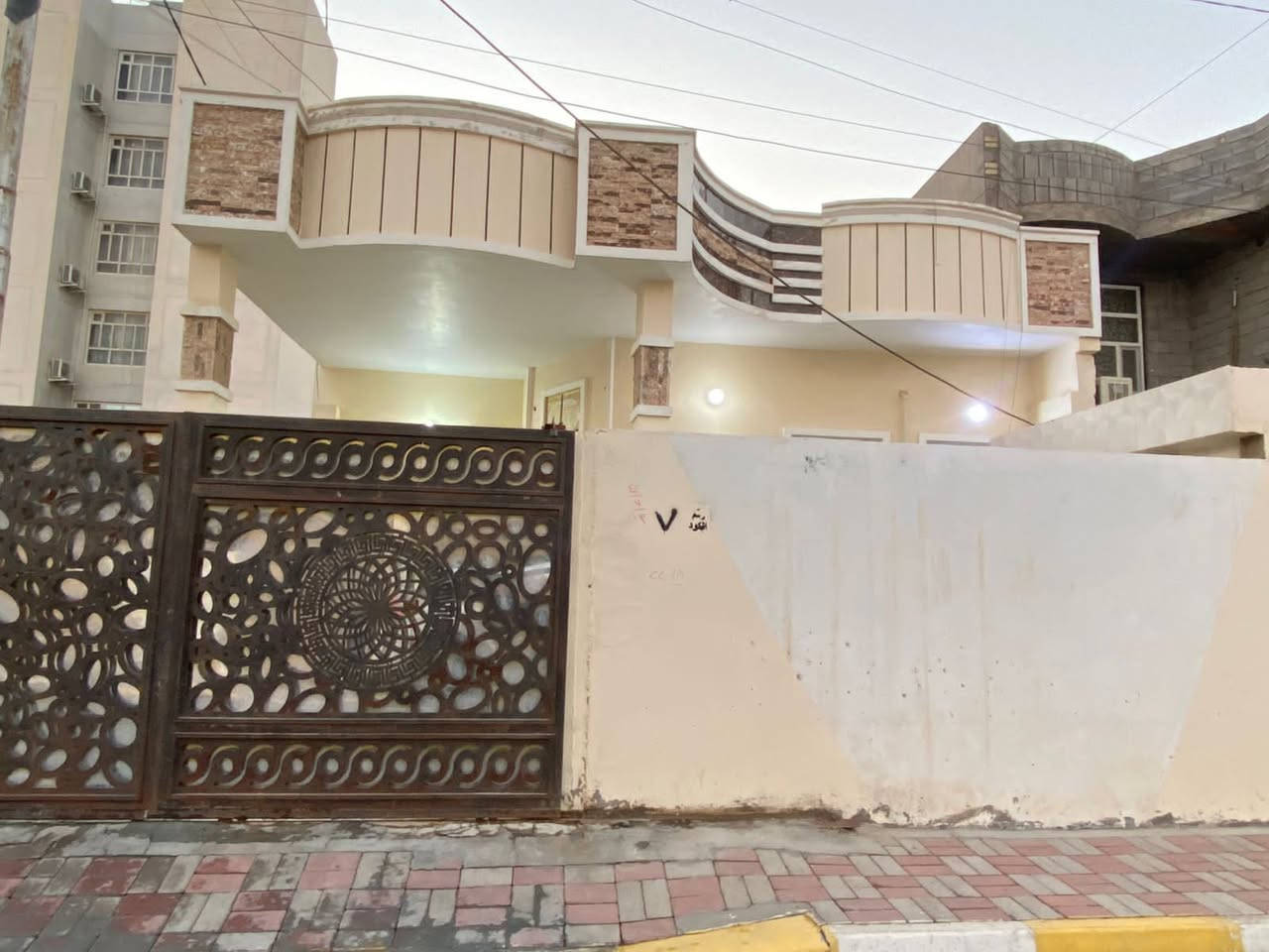 سلام عليكم بيت للبيع مساحه 250 يتكون البيت من طابقين الطابق الأول كندور ديوانيه صاله غرفتين وحمام ومطبخ والطابق الثاني غرفتين وصاله وحمام بس هيكل مامسقوف الموقع التأميم القادسيه الثانيه قرب فندق روز بلازا السياحي وقرب مدرسه الحوراء يبعد عن الشارع العام مال القادسيه الثانيه 50متر او اقل السعر 155وبي مجال الاستفسار مراسلتي ع الخاص او اتصال ع الرقم التالي ***********
