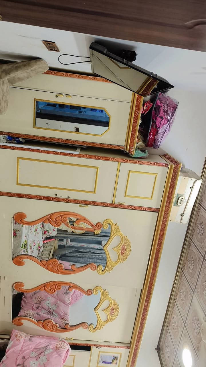 غرفه حطاطه عراقي تصميم تركي  الجريايه صندقجه داخالها بيه ميز تواليت كبير تاج نفس جربايه وميز بلازمه حج كبير    داخل قواطع  مكتبيه وتعاليك   مكان كاطون رحمه جامع صهيب الرومي  للاستفسار لاتصال برقم ***********
