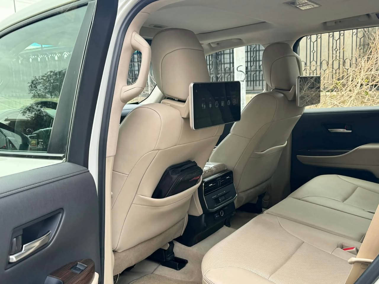 لاند کروزەر ٢٠٢٢ شریکە جیهان رەقەم ١ سێ شاشە ٥٣٠٠٠کم رۆشتوە هەتا بڵێی سەیارەکە پاکە هەموو شتی نوێیە 
ژ.م:*********** أربيل, العراق
