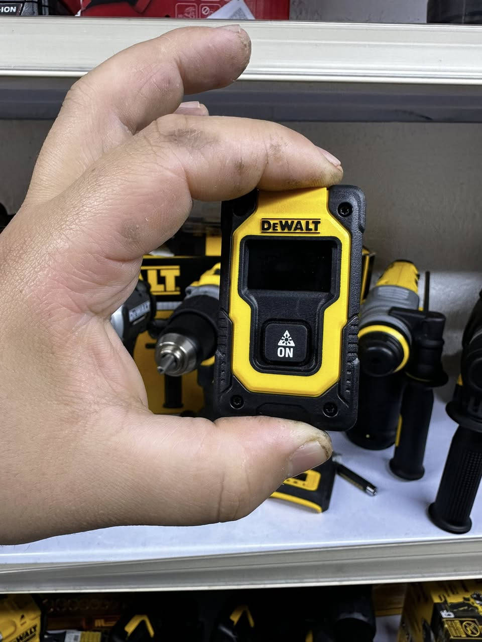 سلام و علیکم مترە لیزریە شحن من شرکە دیوالت اصلی 
جدید لوک بحجم کلش صغیر و حلو 
الی یریدە هاذی واتساب ***********
توصیل موجود
