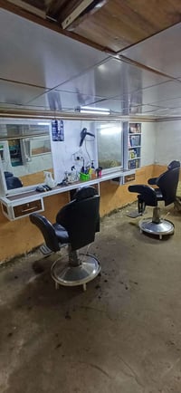 عدة حلاق • ٢ كرسي • ٤ مرايات