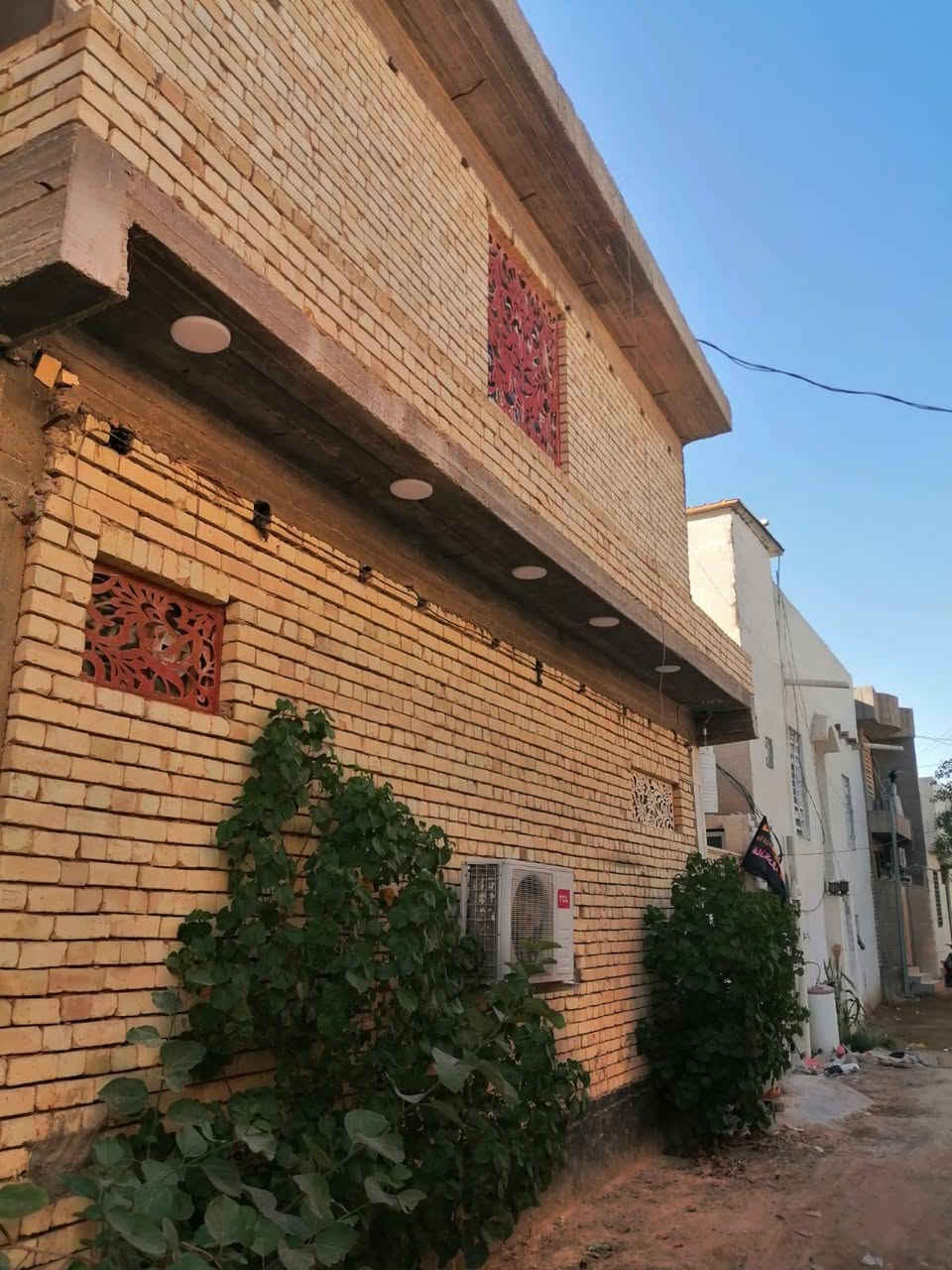 بيت مساحته 120متر واجه 11 بناء حديث كربلاء مجاور جامعه اهل البيت اول فرع عالشارع العام يبعد عن الشارع العام200متر ال300 عرض الفرع 6متر حمام عدد3 تانكيات ماء ابل 1000 وابل 2000 بورد كهرباء بورد كامرات عدد 3 الطابق الأول بي استقبال كبيره وحمام 2خارجي وداخلي ومطبخ واسع وغرفه كبيره وصاله ومنور واسعات الطابق الثاني سويت مفتوحه وحمام كله دنك وصب كونكريت مسلح وطابوك جمهوري قرار 25 طابو زراعي بسمي تحويل مباشر ..لاستفسار📞.  ***********
