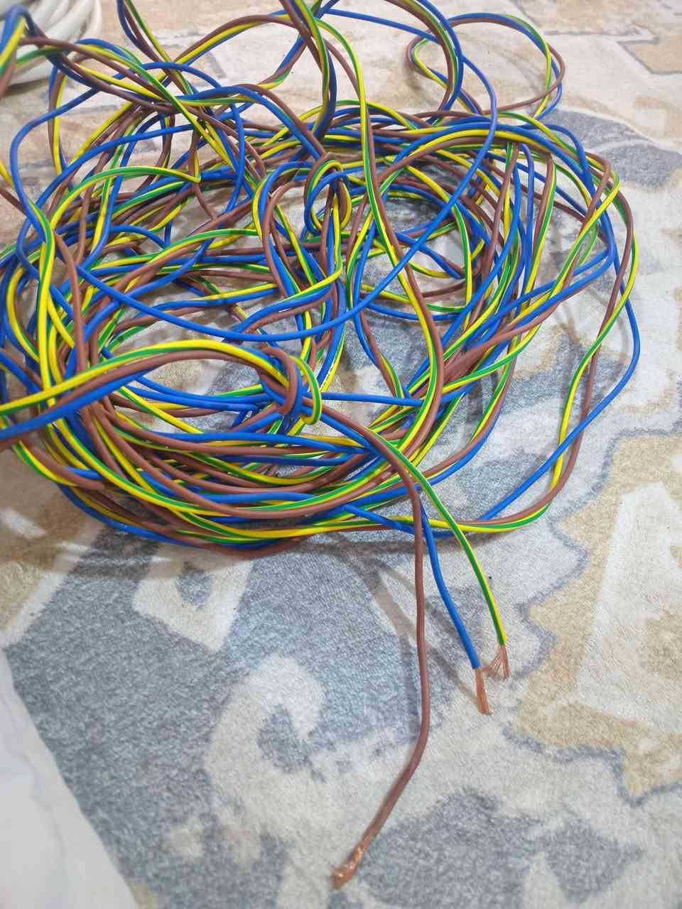 سنكل شعري  للبيع  قطع ٤٢ متر و٥٧ متر و٤٠ متر حجم ٢ونص 
العنوان بغداد البلديات  ***********
