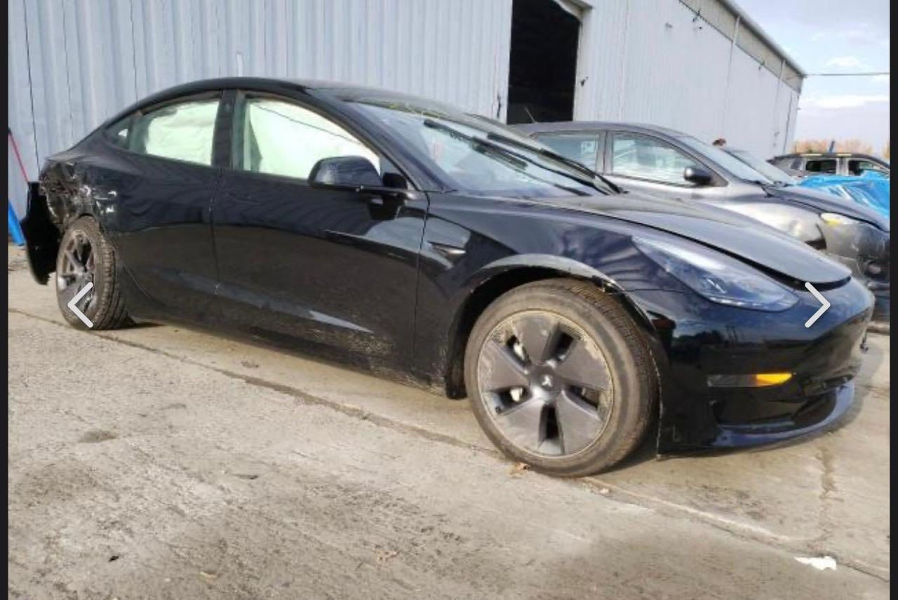 � للبيع – Tesla Model 3 موديل 2023 ⚡
فول مواصفات | موتر واحد | استخدام شخصي

▫️ الموديل: Tesla Model 3 – 2023
▫️ الفئة: Standard / موتر واحد
▫️ اللون: أسود
▫️ رقم السيارة: أربيل
▫️ الممشى: 33,000 كم

▫️ الحالة العامة: نظيفة جداً
▫️ الضرر: جام لغ خلفي أيمن + باب خلفي أيمن فقط
حادث سطحي صور لحادث مرفقه 
❌ بدون شاصي
✔️ فقط ايرباك تكمه لباقي كله سليم 

⚡ مواصفات تسلا المتوفرة بهاي الفئة:
✅ شاشة لمس كبيرة 15 إنج
✅ نظام ملاحة GPS
✅ أوتو بايلوت (قيادة ذاتية جزئية)
✅ رادار وكاميرات محيطية 360°
✅ نظام تحذير الاصطدام
✅ نظام المحافظة على المسار
✅ كبح تلقائي للطوارئ
✅ تحكم كهربائي كامل
✅ دخول وتشغيل بدون مفتاح (Keyless)
✅ تحكم كامل بالسيارة عن بُعد عبر تطبيق Tesla
✅ تحديثات سوفتوير مستمرة (OTA)
✅ تسارع قوي وقيادة سلسة
✅ صرفية طاقة اقتصادية جداً

🌐 السيارة أونلاين
بيها اشتراك إنترنت فعال لمدة شهرين

🛞 تايرات جديدة
🔇 مغلفة إسفنج عازل ضجيج للشارع

🔌 ملحقات السيارة:
✔️ شاحن تسلا أصلي
✔️ أدابتر إضافي

📍 السيارة متواجدة في أربيل
سعر 169$ 
📞 لأي استفسار:
***********
📲 واتساب & اتصال
