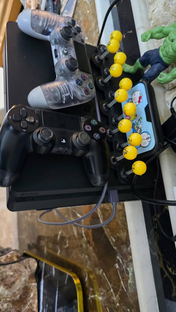 عندي بلي ستيشن 4 سلم نظام 13.04
مع اقراص:
God of war 2018
Fc24
Minecraft
It take two
Gang Beasts
الجهاز غير مفتوح لوك ستيكر
اريد اراوسه ببلي فور مهكر 
المكان ميسان *********** عمارة, ميسان
