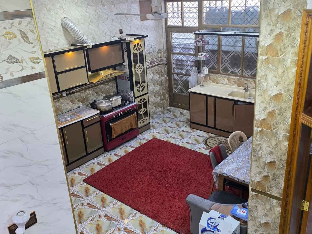 السلام عليكم ورحمة الله وبركاته 
دار للبيع المساحه 150م.طابقين    واجهه 11نص نزال 15م يحتوي الدار على 4غرف منام مع سويتات لكل غرفه وهول وصاله 7×5 ومطبخ  وصحيات داخليه وخارجيه #
العنوان التاجي الشيخ حمد نزلت مصطوصف الشيخ حمد 
للاستفسار الاتصال على الارقام الاتيه كورك *********** واتساب 
*********** الاثير
