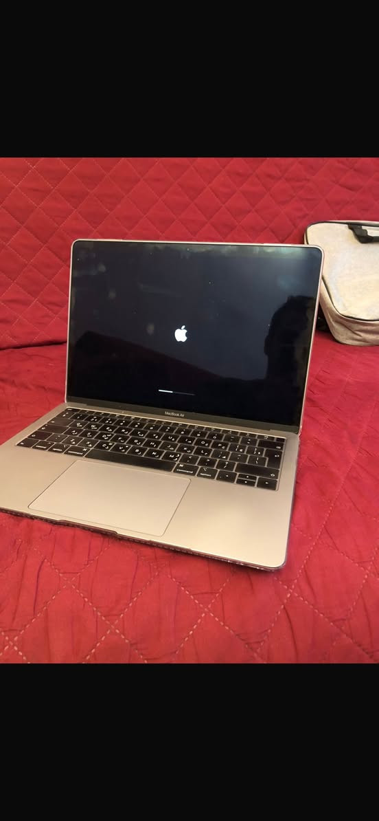 MacBook Air 18 للبيع المواصفات كما في الصوره اخو الجديد للتواصل ***********السعر ٦٥٠ وبي مجال بسيط
