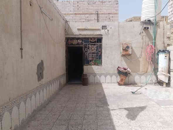 الدار للبيع التضحية شارع الملعب
المساحه 200م رقم معاملته كامله يحتوي الدار ثلاث 
غرف واستقبال ومطبخ  وصاله وصحيات 
الستفسار علا صاحب الدار ***********
السعر 80
