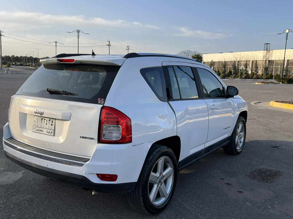 جيب كومباس ٢٠١٢
سبي 
فول مواسه فات 
سه ياره كه بي ره قه م و ليزه ر دوبه يه
ده بل ئه كسل و ناو زه رد
تايه و ويلي تازه يه
سعري ٥٨ گه لا
*********** السليمانية, العراق
