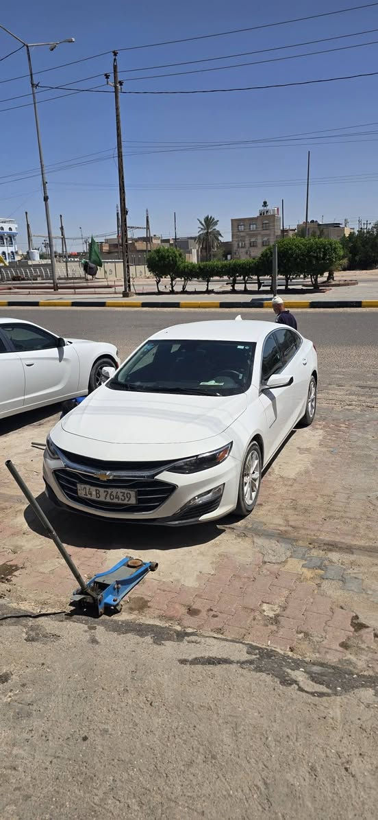 #للبيع 

سيارة شفروليه ماليبو موديل 2024 بمواصفات ممتازة ونظافة عالية، متواجدة في البصرة.

المواصفات العامة:

الموديل:2024

الفئة: LT

الوارد: أمريكي

الرقم: البصرة معوقين

ماشيه :٤٦ الف ميل

حالة السيارة والبودي:

تقرير السيارة: غرق (تعمل وتسير من أمريكا، الكهربائيات والمحرك والتحويلات كلها سليمة وشغالة 100%)

الحادث: بدون أي ضربة نهائياً.كلين
سياره نعمه من الله كلشي شغال 
 

المميزات والمواصفات الداخلية:

التشغيل: تشغيل عن بعد.

الأمان: رادار أمامي لتجنب الاصطدام.

المقاعد: مقاعد مع خاصية التدفئة.

الشاشة: شاشة أصلية تدعم نظام أبل كاربلاي (Apple CarPlay).

المساعدة على القيادة: كاميرا خلفية عالية الدقة.

السعر والاتصال:

السعر: 132

مكان السيارة: البصرة.

رقم الهاتف: ***********
