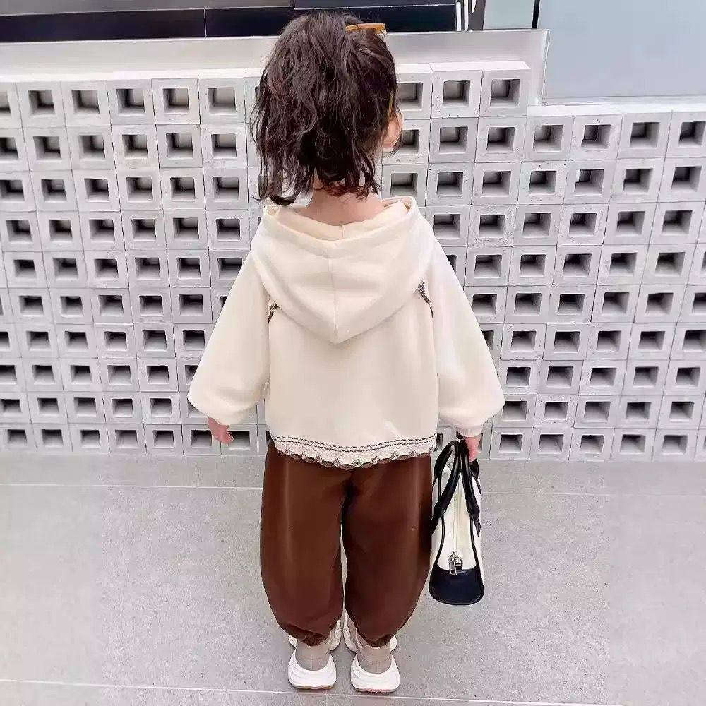 طقم بناتي 💞 ماركه.     السعر 5000😱
قياسات 2-3-4-5-6-7-8 سنوات
ازياء علاوي ناصريه قضاء قلعة سكر قرب مجمع ورزدي مقابيل نساتل القلعة 
واتساب ***********
