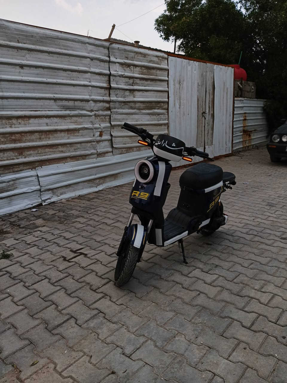 السلام عليكم اخوان دراجة شحن أر9 موديل 2026شركة ولي تجيك 3 انضمة تشغيل البصمة والكارت سمارت والسويج بطاريات 5 وشاشة ديجتال تقرالك السرعة والكيلو متر والمتر تجيك بلوتوث ولايت زنون عالي وناصي  البريكات امامي خلفي هايدروليك دسك بريك  اشاير يمنة ويسرة دبل اشاير بك رجعو للخلف وأربع نمر قدرة الملف 1200 واط دبلات الخلفية غاز كفالة عامة وشاحنة إصلية غراضهة كلهن موجودات السعر 480 وبيها مجال العنوان حي اور بسيط الاتصال ***********
