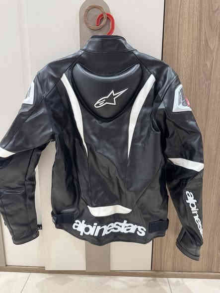 سلام عليكم جاكيت البن ستار جلد اصلي جديد ممستخدم كسارت بي قياس M L مكاني بغداد توصيل موجود ***********
