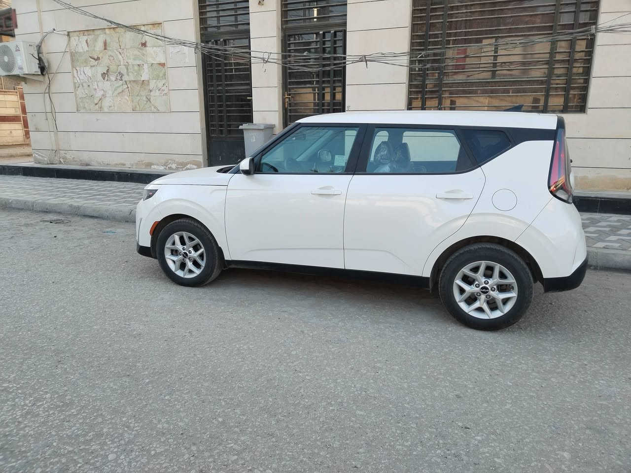 كيا صول
موديل 2023

وارد امريكا 

محرك 2000 دوش

مرقم كربلاء بسمي 

حادثها خفيف امبدل بنيد سياره فقط 

المواصفات 

 1 عداد  كتروني 

 2 شاشه تدعم نظام الكاربلي 

3  كامره

4 رادار امامي خلفي  وجانبي 

5 تحكم وضعيه القياده متعدد 

6 مانع انزلاق

7  اطفاء ذاتي عنده التوقف (اقتصادي) 

8 تنبيه عن خروج المسار

9 قياده ذاتيه

10 فول تحكم ستيرن

العنوان ناصريه مركز المحافظة 

السعر 165 وبيه مجال قليل

***********
