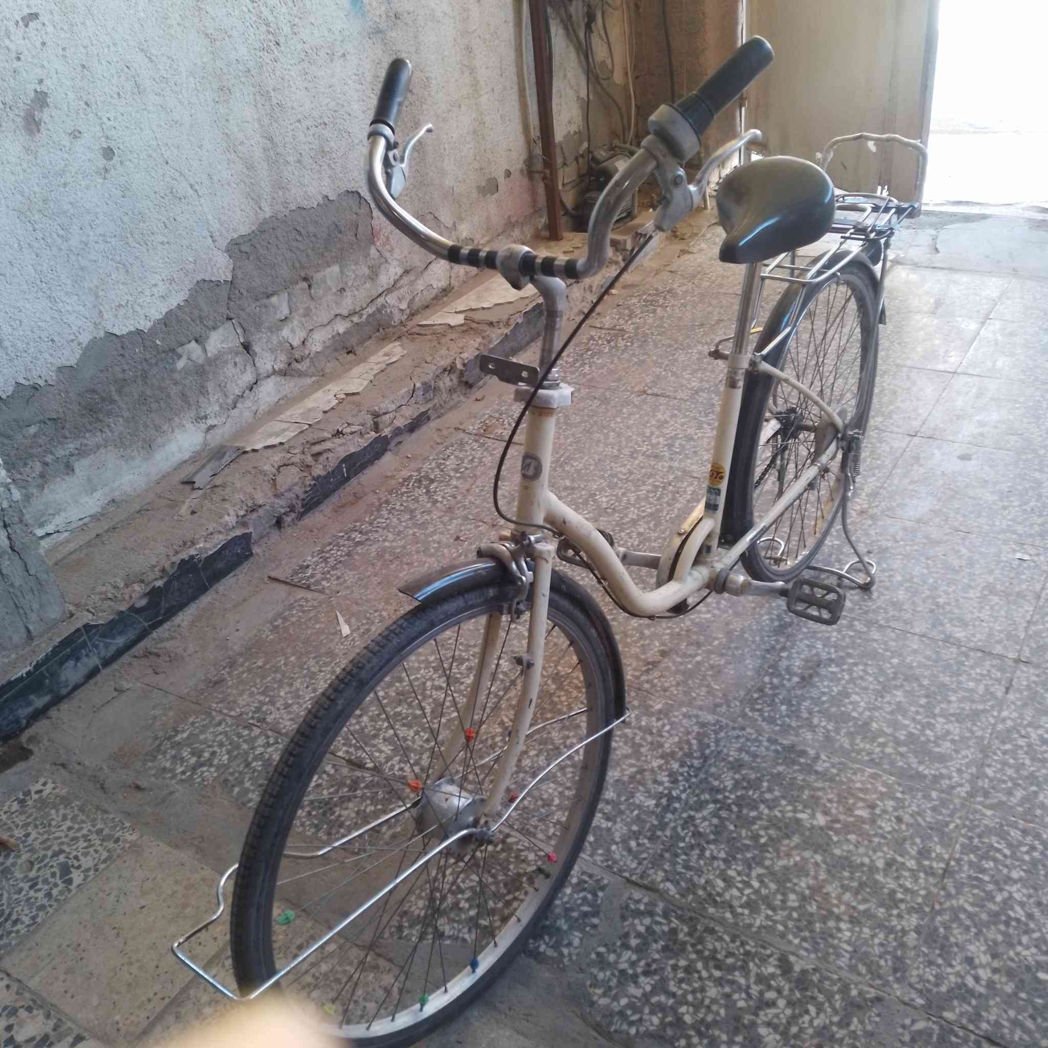 سلام عليكم بايسكل بناتي للبيع حجم 26 جديد  تايرات نضيفه جوابه ختم جاملغات جدد ونضيفات بريك خلفي سعر 75وبي مجال مكان بغداد الدوره ابو دشير رقم ***********
