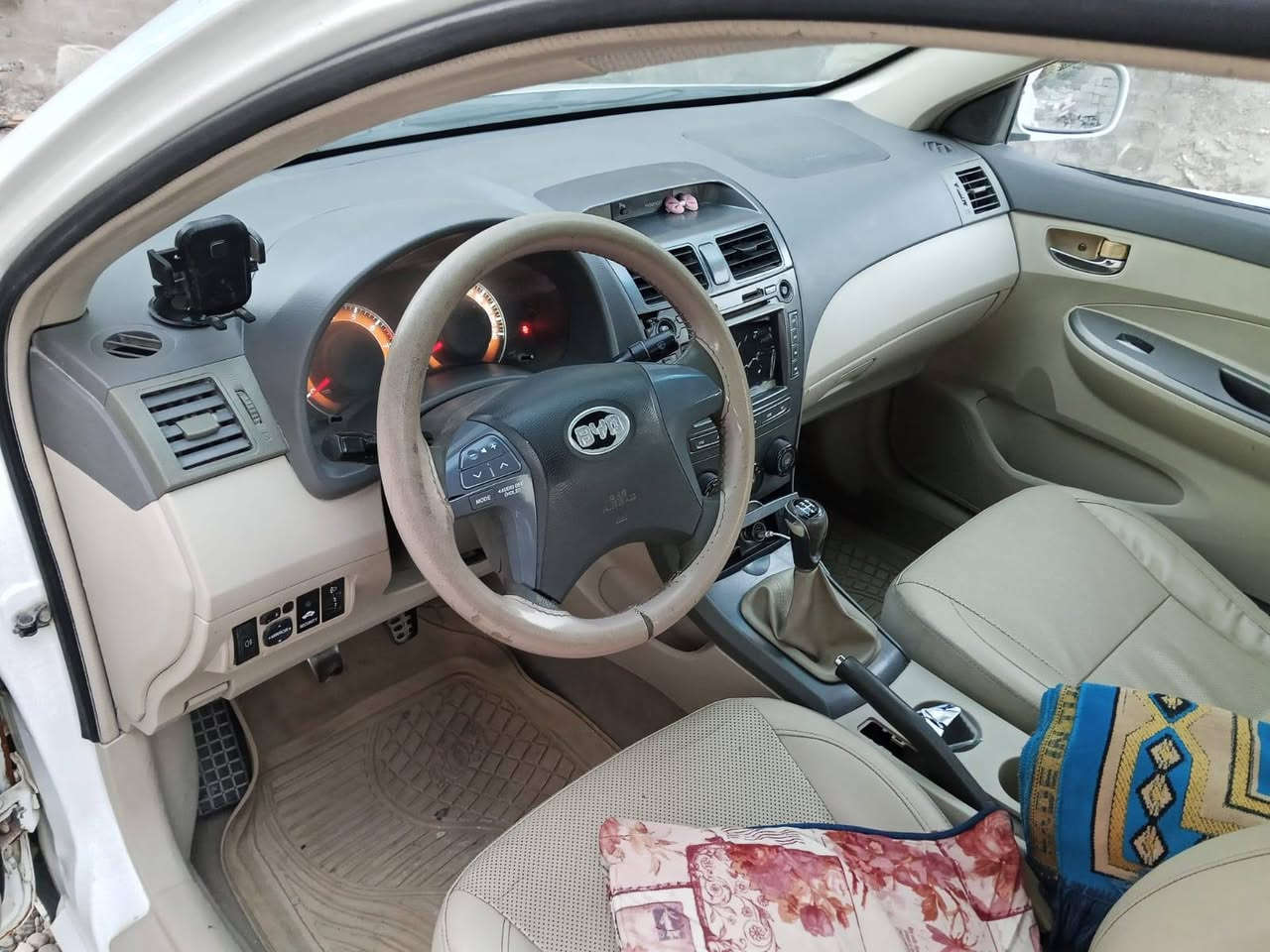 السلام عليكم ورحمة الله وبركاته
عندي سيارة صالون byd f3 2014 نظيفه كير ومحرك خير من الله رقمه سليمانية سنوية 2031 مابيه نواقص شغل وتطلع سعر 53 وبيه مجال رقم *********** بغداد سويب
