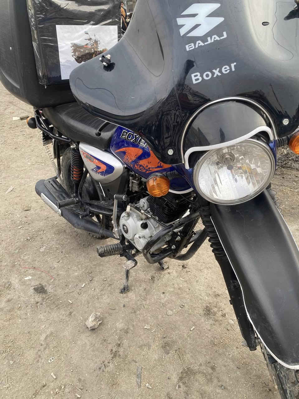 السلام عليكم دراجة بوكسر للبيع موديل 23 شهر 11 مكفولة محرك ما مفتوح  رقم بغداد بسمي تحويل ثاني يوم دراجة كبل للشارع مناقصة اي شي وياهة صندوك وتجوة وجفوف السعر 2600مليونين وستمية مكاني بغداد مدينة الصدر وهاذ رقمي ومتواجد بل خاص ***********
