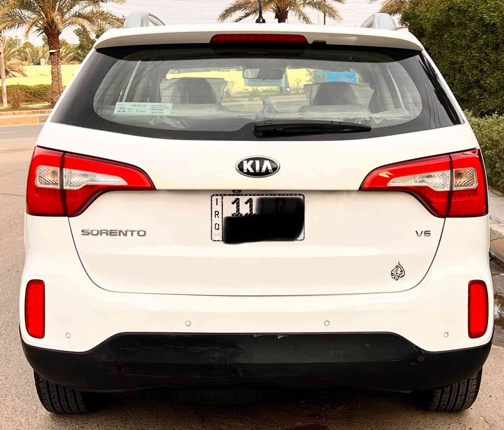 السلام عليكم 
سورنتو 2015 خليجي مكفولة كفاله عامه لا صبغ لا ضربه لا تبديل ولا بارد عده بارد بسيط بلجنطة رقم بغداد الجديد بأسمي ماشيه 130 
مواصفاتها 
بصمة 
كشنات كهرباء 
حساسات امامي خلفي 
نظام ايكو 
محرك 6 سلندر 
7 راكب 
3 قطع تبريد  
وبعد بيها هواي مواصفات 
السياره جاهزة برغي ما بيها نقص من تخم تاير وباتري جديد ودوشمه وحداديه  
السعر 188 ورقة وبيها مجال 
الرقم *********** 
مكانها بغداد
