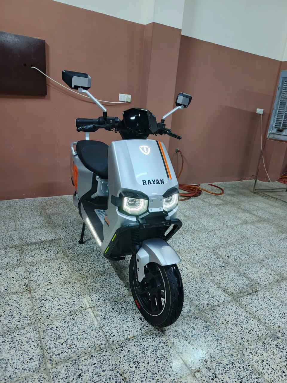 ((للبيع)) 
دراجة الريان RAYAN – وحش الكون

🔋 بطارية كرافين كاربون جل 35 أمبير / 72 فولت

⚡ ملف 2000 واط – سرعة حقيقية 80 كم/

🚀 مدى حقيقي 80 كم

بصمة عدد 2 + تشغيل عن بُعد

🔒 جهاز إنذار ضد السرقة

بريك دسك + دهن ديلات هايدروليك 

🛞 إطارات 12 / 90 / 90

💡 إشارات LED أمامية وجانبية + إشارة رباعية

🔁 إمكانية الرجوع للخلف (R)

🔋 نظام TTFR لإعادة الشحن عند استخدام البريك

مكان// موصل الأيسر ***********
